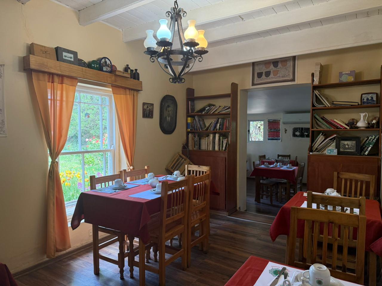 Casa de Té Galés Plas y Coed en Gaiman - Interior 1 con decoración tradicional galesa y servicio de té